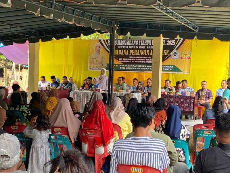 KETUA DPRD KABUPATEN LANGKAT IBU SRIBANA PERANGIN-ANGIN RESES KE DESA PERKEBUNAN TURANGI KECAMATAN BAHOROK